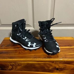 Youth athletic cleats